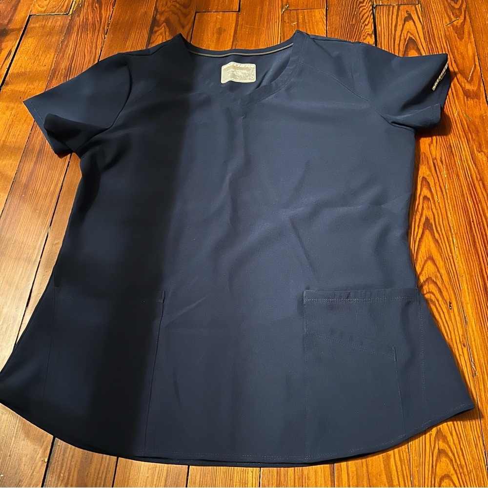 Breeze 3-Pocket Curved V-Neck Scrub Top